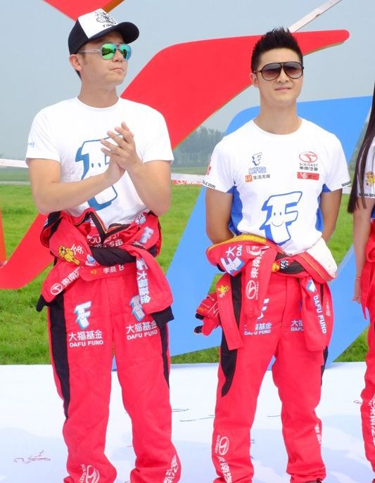 杨幂安以轩着赛车服同场斗艳图片 明星赛车事故多图片