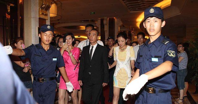 安以轩现身遭围拍图片 花容失色落荒而逃图片