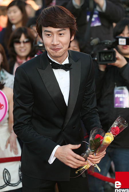 高清韩国京畿道南扬州男明星Runningman李光洙和金钟国丫土豆广告高清图片图片