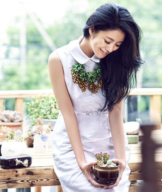 轻熟女安以轩最新写真图片 置身花园尽显优雅气质图片