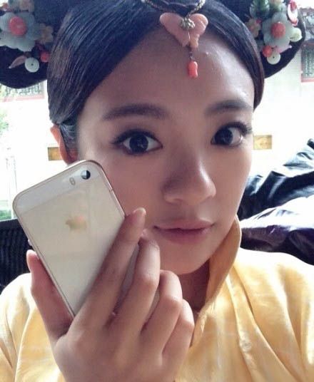 安以轩微博发搞怪卖萌自拍照 生病获董璇探班图片