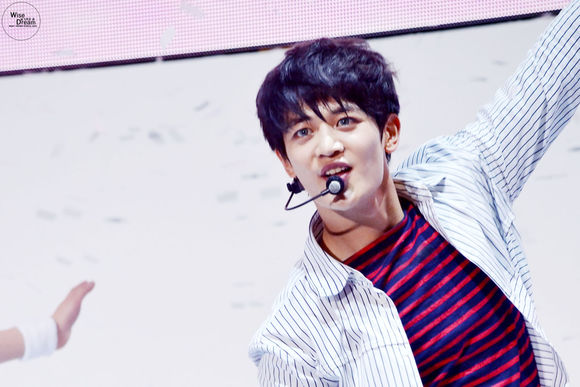 高清韩国仁川男明星SHINee崔珉豪手机桌面壁纸下载图片
