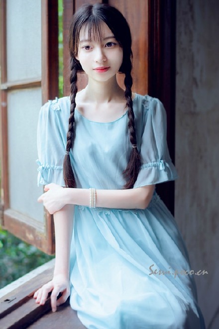 学生妹穿着天蓝色连衣裙的清纯麻花辫美女清纯养眼唯美校园写真图片