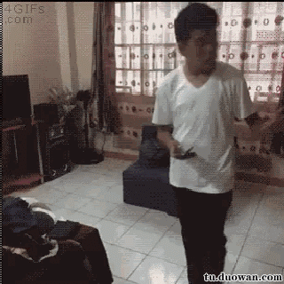 邪恶搞笑gif：没精神了？给你提提神！图片