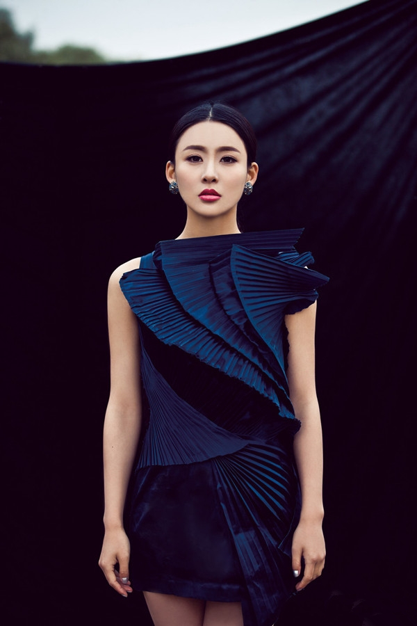 中国内地陕西西安影视女演员歌手贾青最新简约风时尚写真高清图片图片