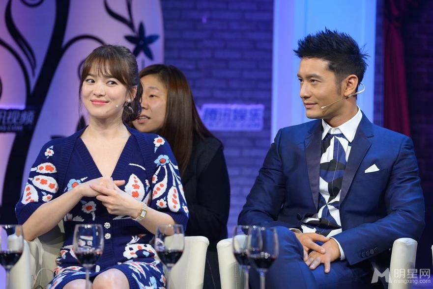 宋慧乔黄晓明搞怪自拍 太平轮首映会现场图片