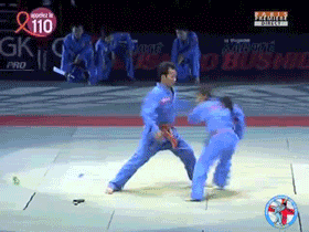 邪恶搞笑gif：没精神了？给你提提神！图片
