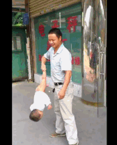 邪恶搞笑gif：没精神了？给你提提神！图片