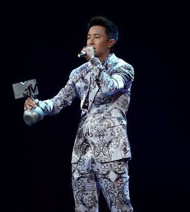 韩庚花纹西装帅气十足图片 韩庚花纹西装帅气十足图片