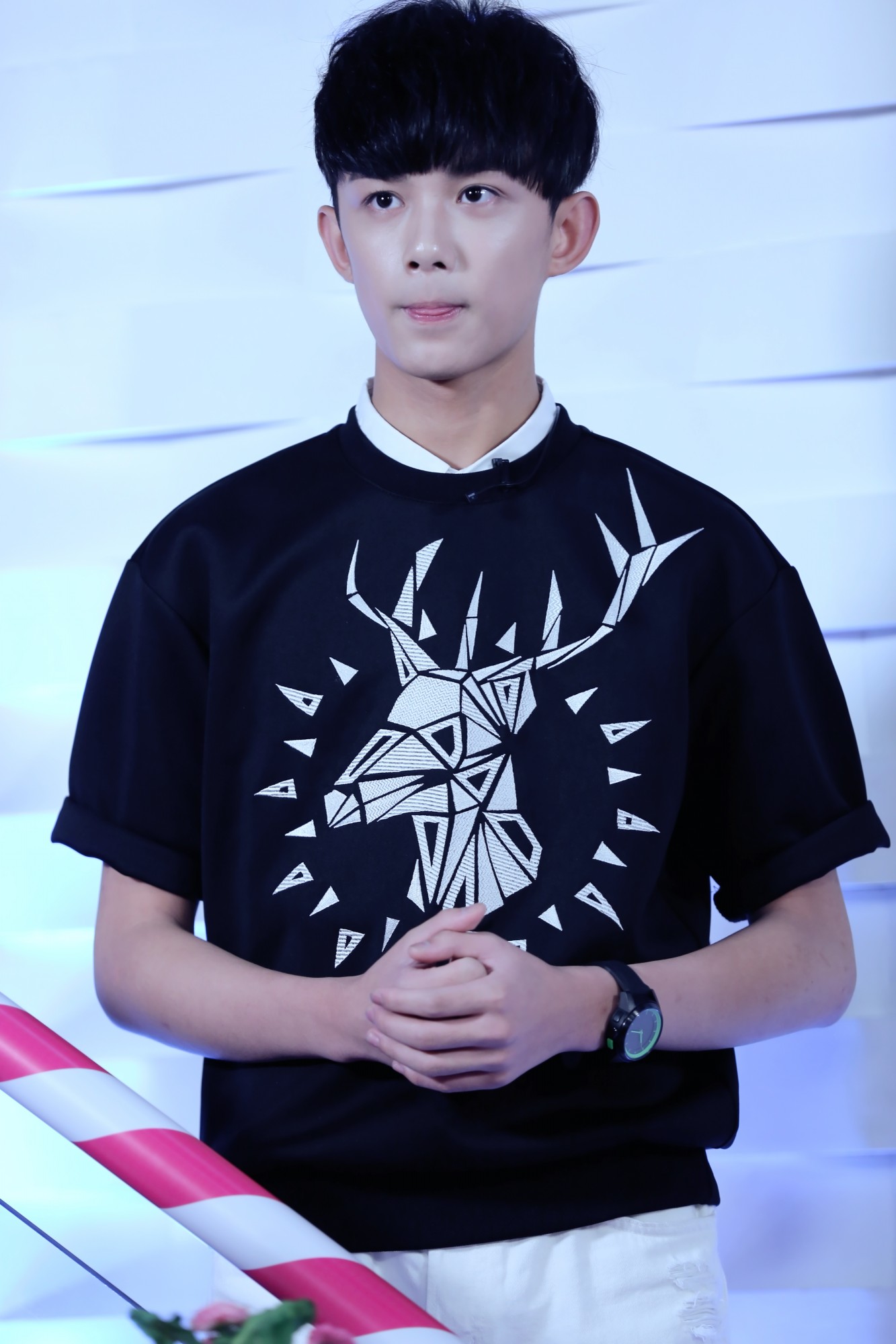 吴磊《家有外星人》剧照放送吴磊搞怪可爱卖萌照整理集合图片
