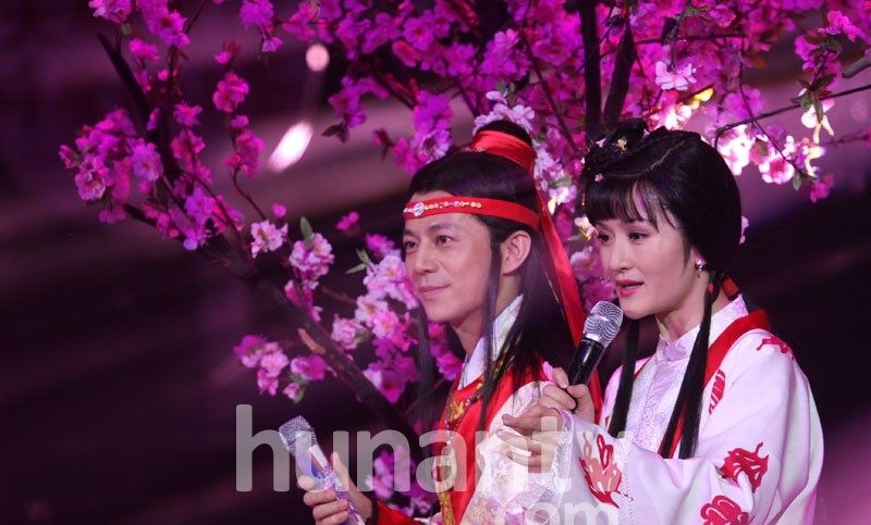 百变大咖秀谢娜扮林黛玉 何炅扮贾宝玉图片