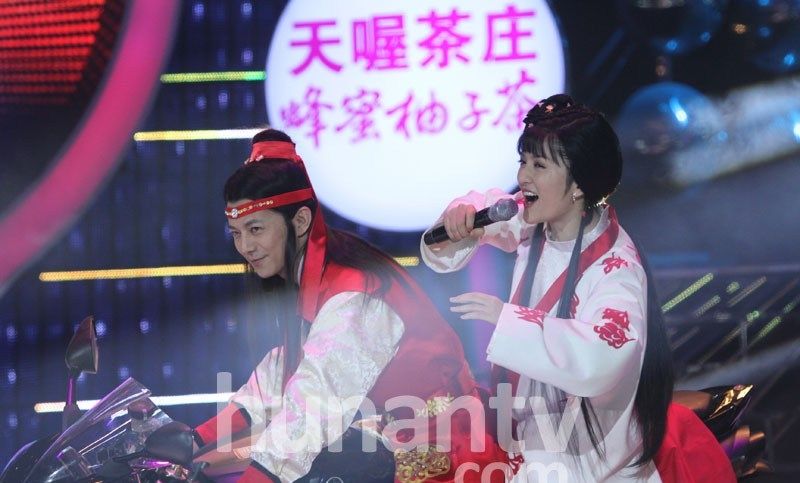 百变大咖秀谢娜扮林黛玉 何炅扮贾宝玉图片