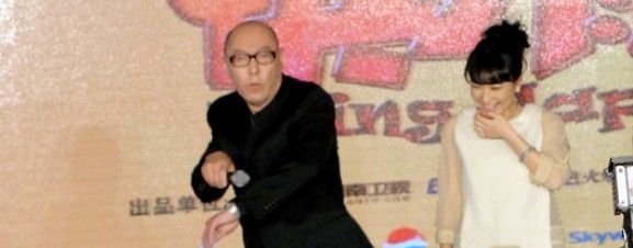 谢娜露美腿不怕冷 助理搀扶下楼梯躲采访图片