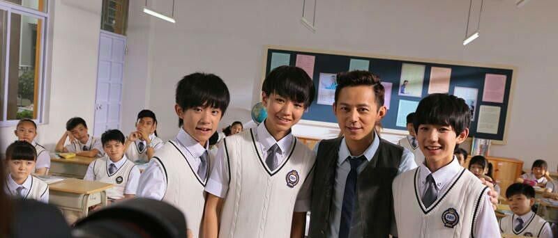 TFBOYS代言步步高广告 和何炅老师合照图片