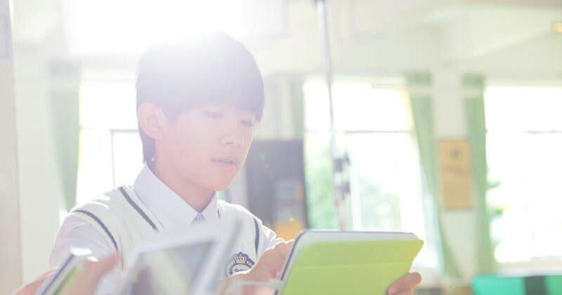 TFBOYS代言步步高广告 和何炅老师合照图片