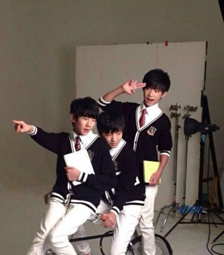 TFBOYS代言步步高广告 和何炅老师合照图片