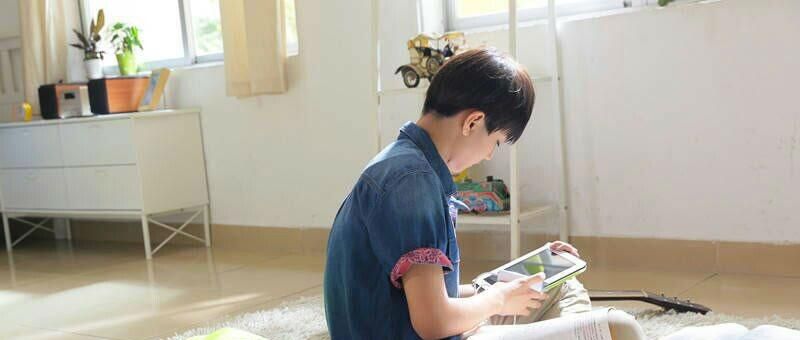 TFBOYS代言步步高广告 和何炅老师合照图片