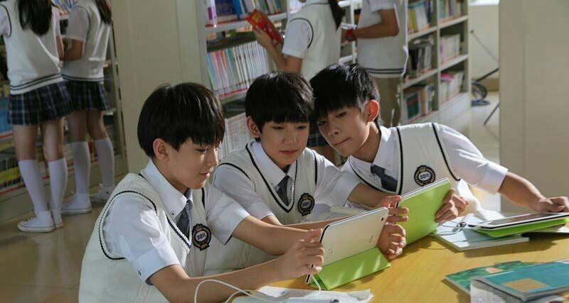 TFBOYS代言步步高广告 和何炅老师合照图片