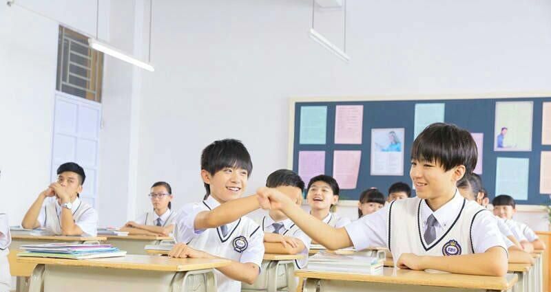TFBOYS代言步步高广告 和何炅老师合照图片