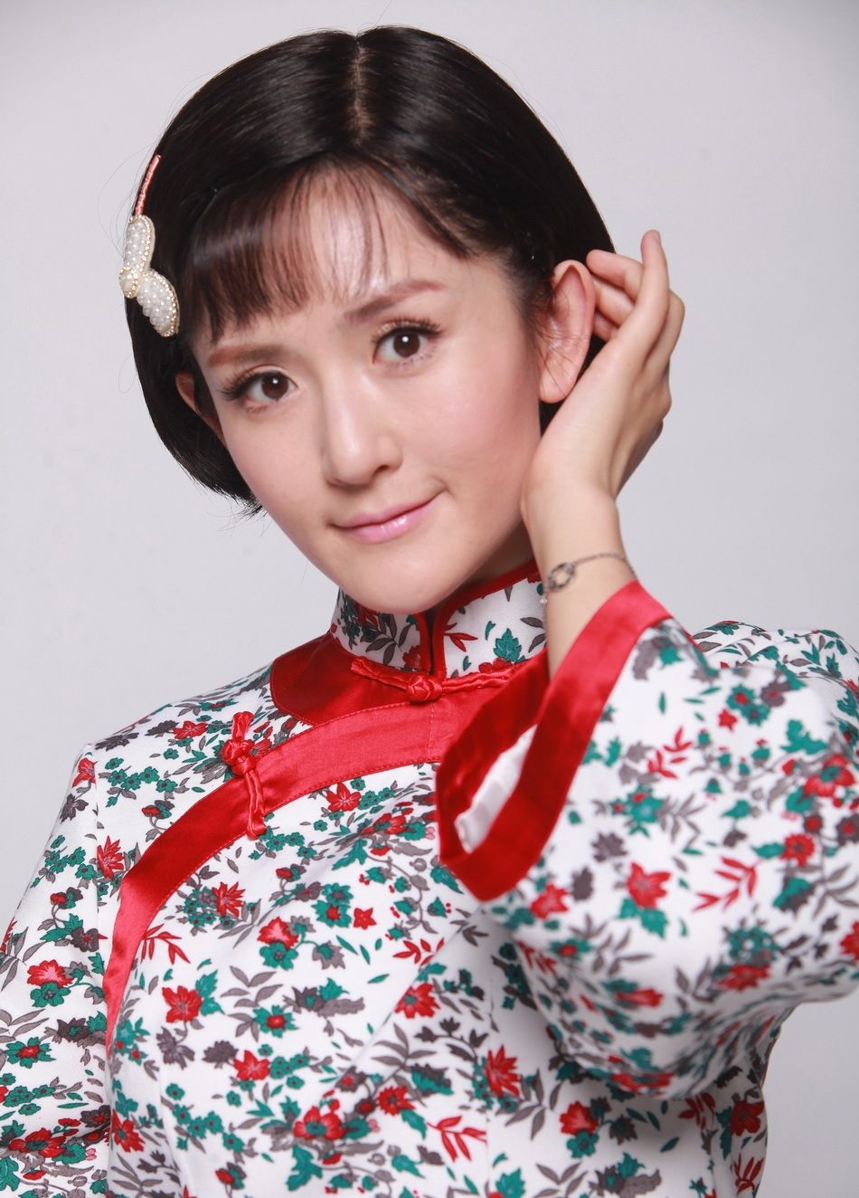 谢娜露美腿不怕冷 助理搀扶下楼梯躲采访图片