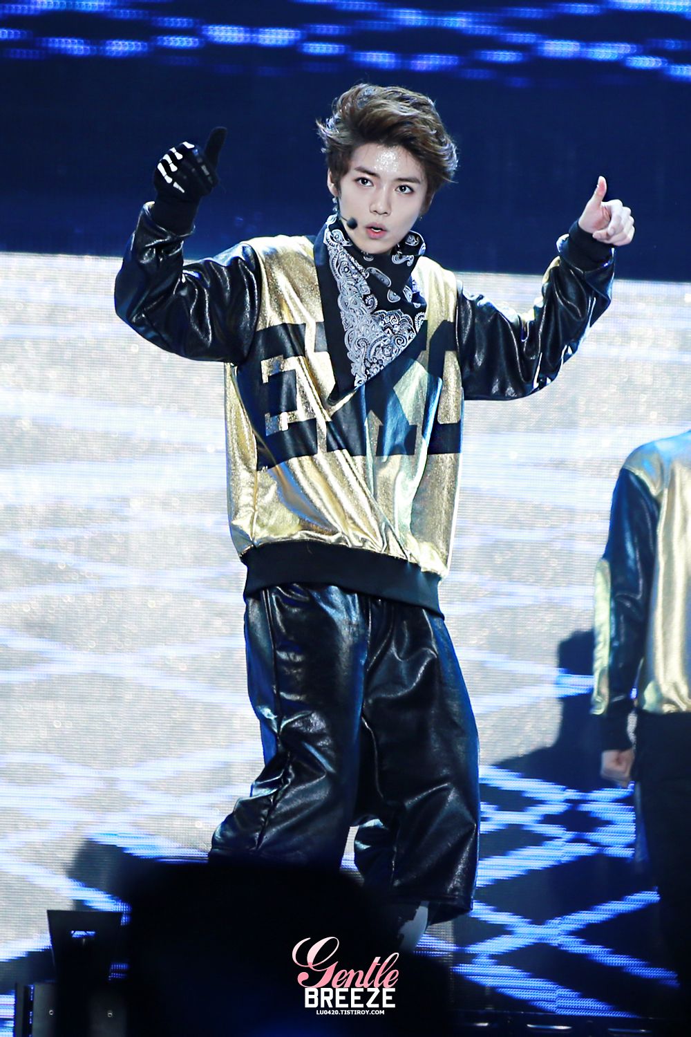 鹿晗GAON CHART 撒汗热舞 帅气西服迷倒千万粉丝图片