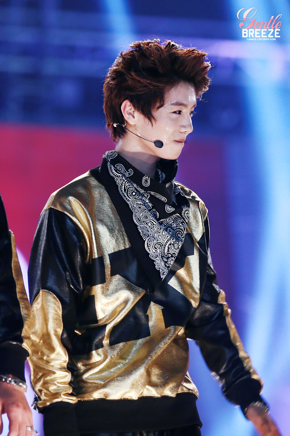 鹿晗GAON CHART 撒汗热舞 帅气西服迷倒千万粉丝图片