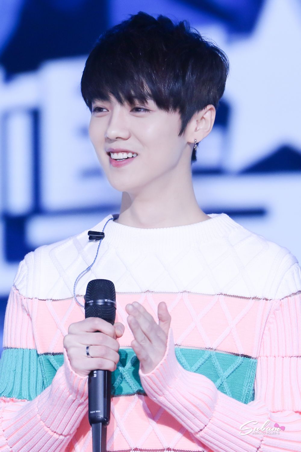 鹿晗GAON CHART 撒汗热舞 帅气西服迷倒千万粉丝图片