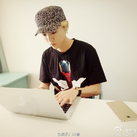 鹿晗GAON CHART 撒汗热舞 帅气西服迷倒千万粉丝图片
