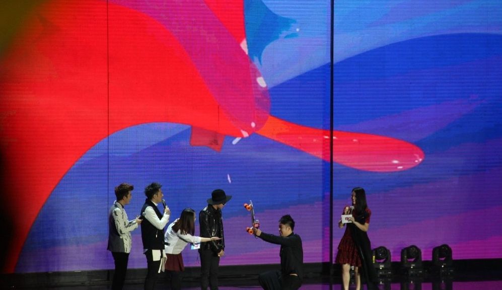 Bigbang成员GD北京热辣开唱 杜海涛跪求合影图片