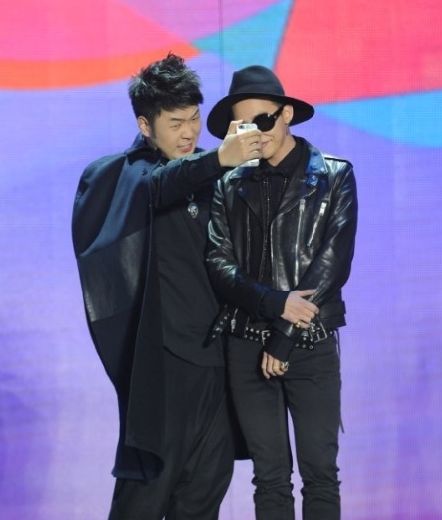Bigbang成员GD北京热辣开唱 杜海涛跪求合影图片