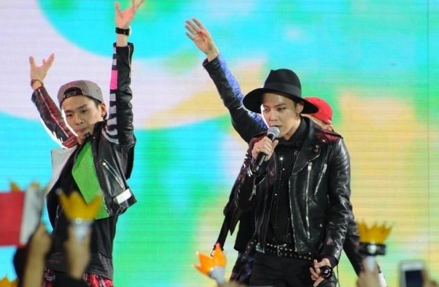 Bigbang成员GD北京热辣开唱 杜海涛跪求合影图片