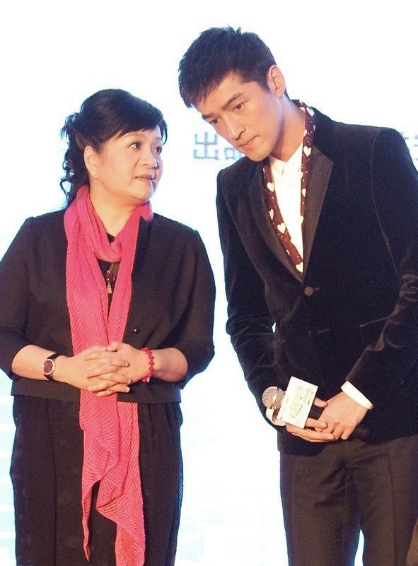 胡歌亮相韩国颁奖礼 英气逼人引瞩目图片