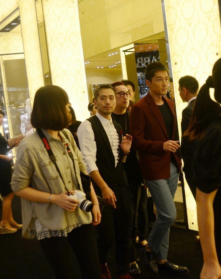 胡歌亮相韩国颁奖礼 英气逼人引瞩目图片