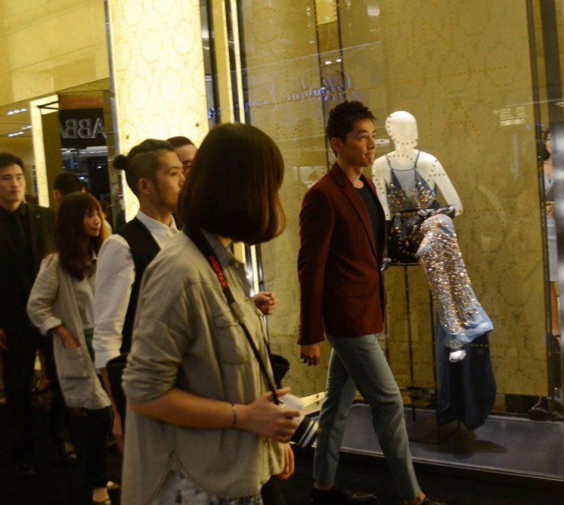 胡歌亮相韩国颁奖礼 英气逼人引瞩目图片