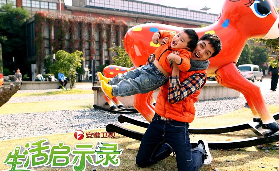胡歌哈利波特造型现身机场 忙聊微信图片