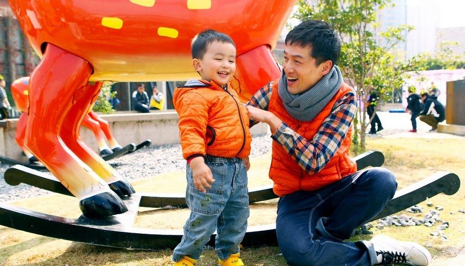 胡歌生活启示录亲子剧照 潮爸萌娃帅气十足图片