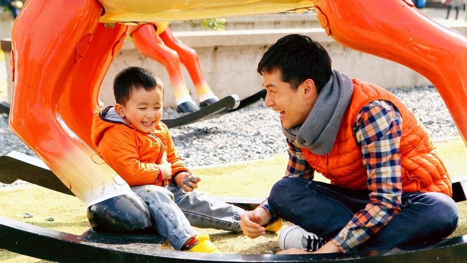 胡歌生活启示录亲子剧照 潮爸萌娃帅气十足图片