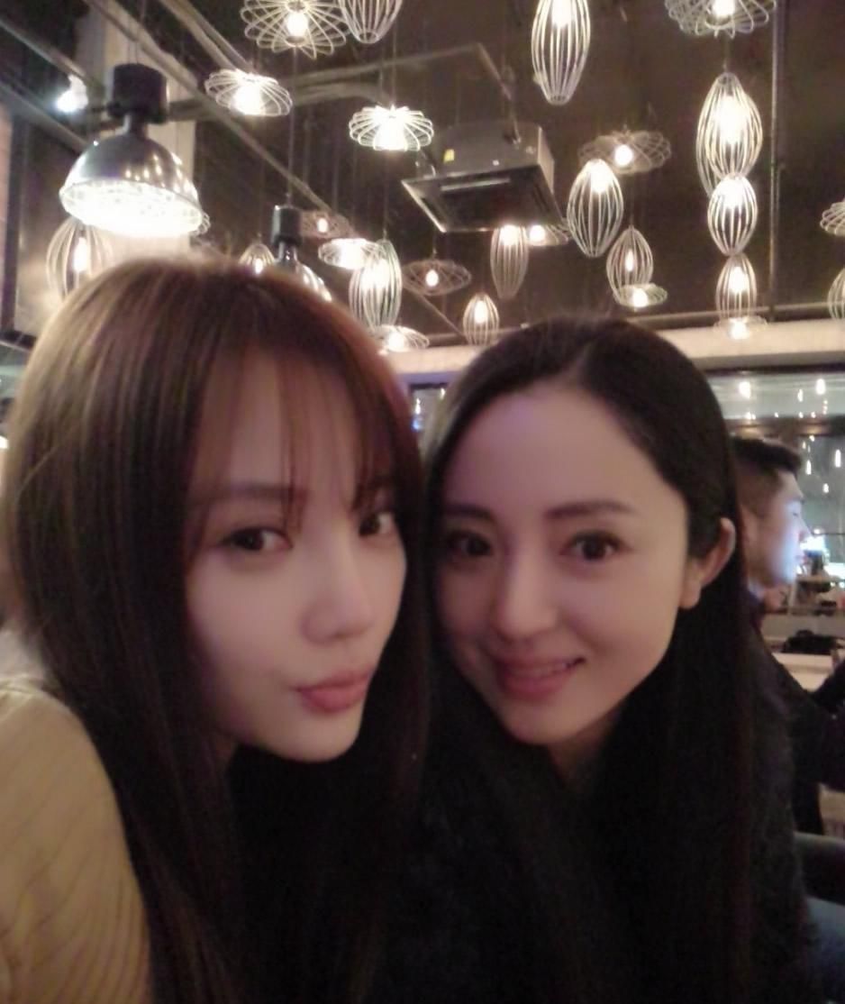 李小璐董璇合照似少女 姐妹相聚甜蜜开心图片
