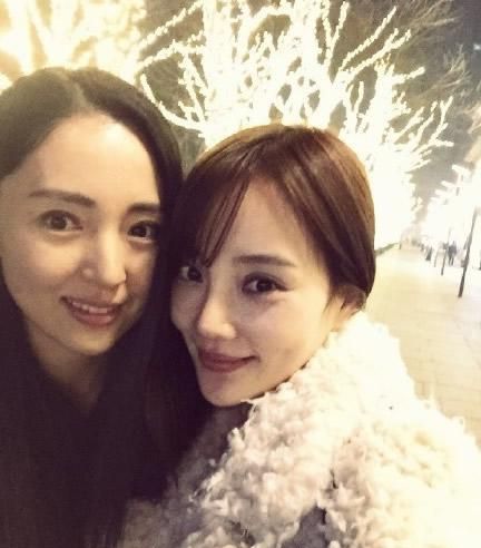 李小璐董璇合照似少女 姐妹相聚甜蜜开心图片