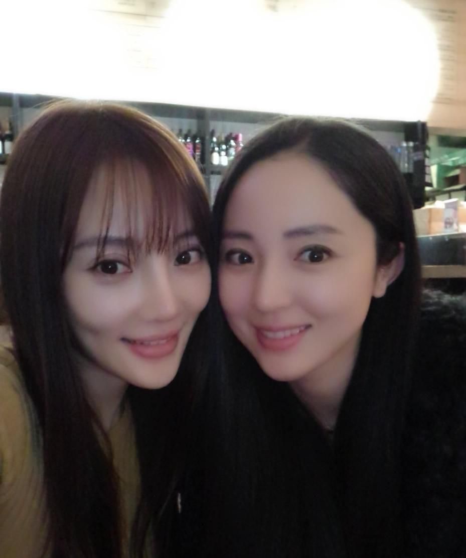 李小璐董璇合照似少女 姐妹相聚甜蜜开心图片