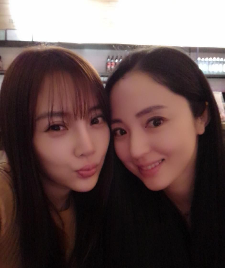李小璐董璇合照似少女 姐妹相聚甜蜜开心图片