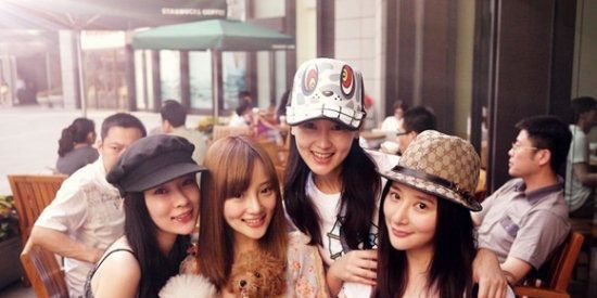 蔡健雅蔡依林现场喂蛋糕图片 大秀闺蜜情图片