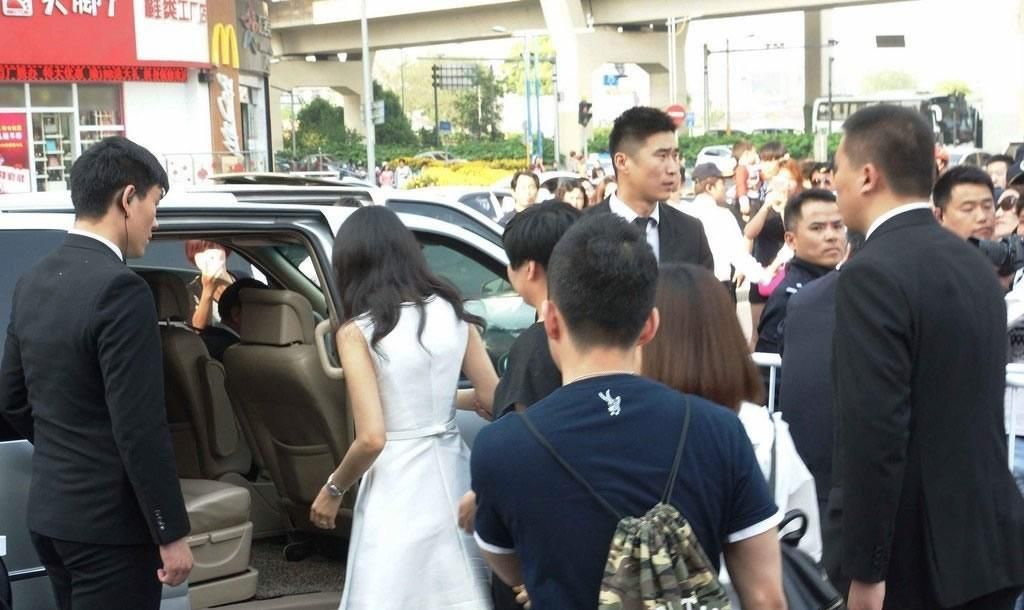 高圆圆时尚芭莎大片婉约迷人 气质演绎婀娜人妻图片