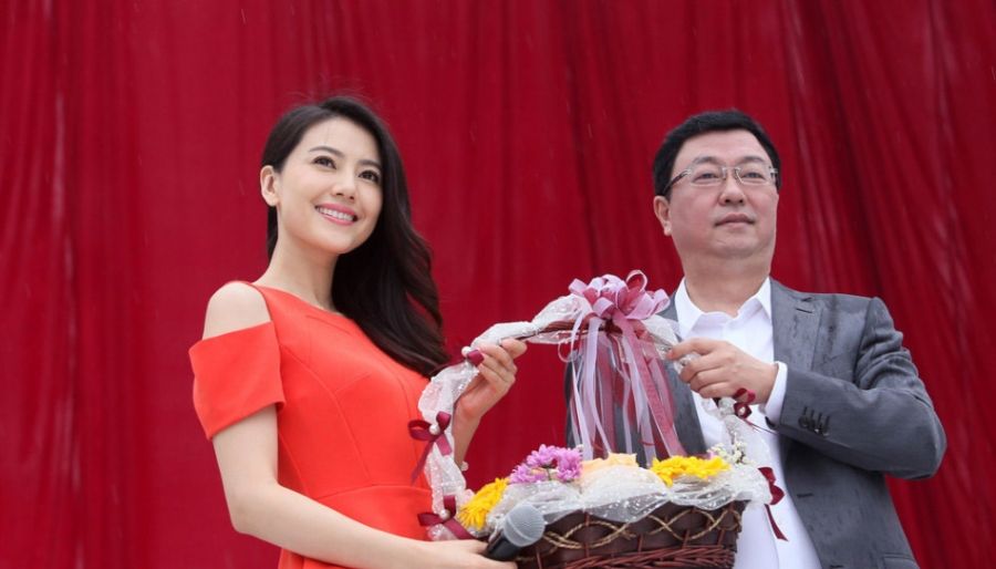 高圆圆婚后首亮相 针织蓝裙显甜美图片