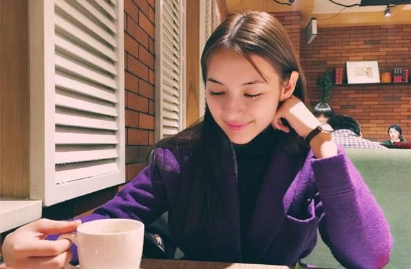 高圆圆婚后首亮相 针织蓝裙显甜美图片