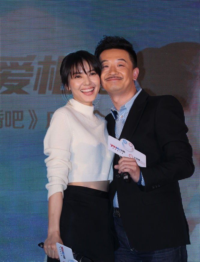 高圆圆俏皮写真图片 自然率真扮鬼脸图片