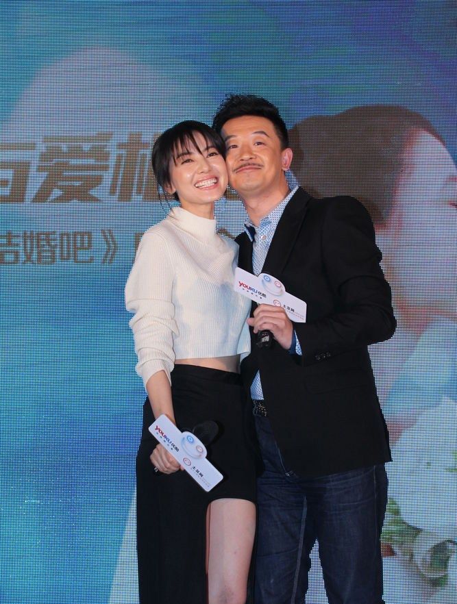 高圆圆婚后首亮相 针织蓝裙显甜美图片