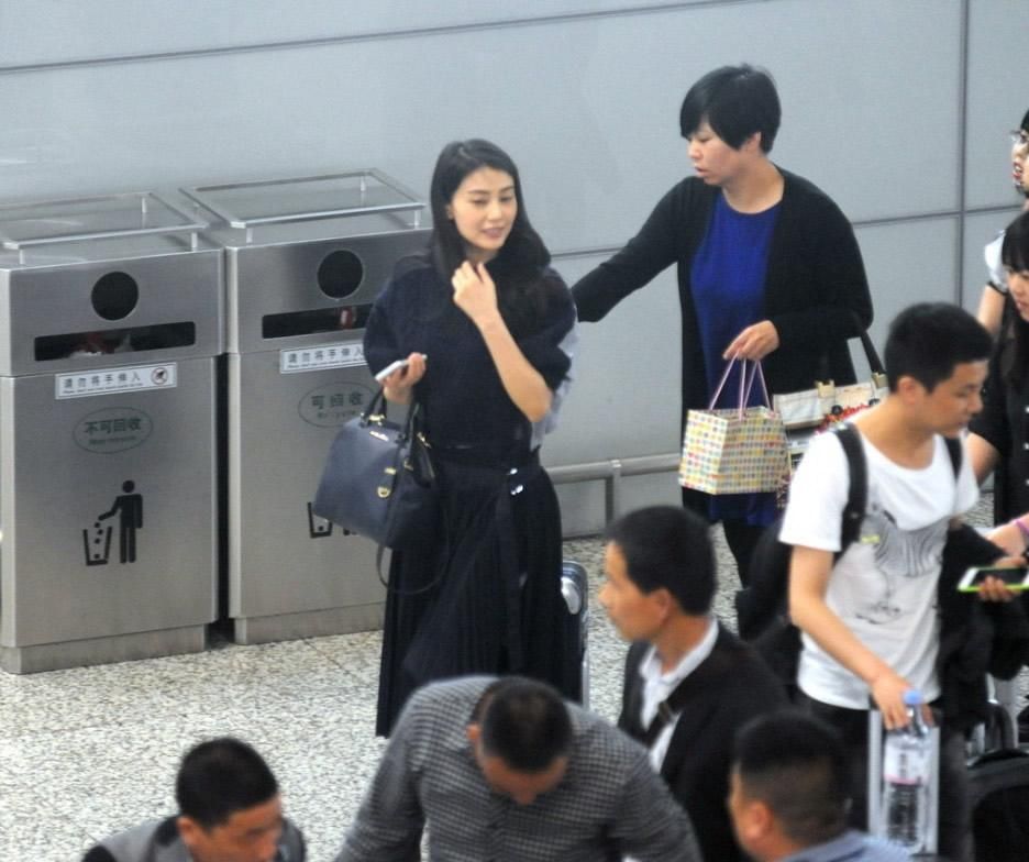 高圆圆黑裙美艳出席活动 皮肤白皙笑容甜美图片