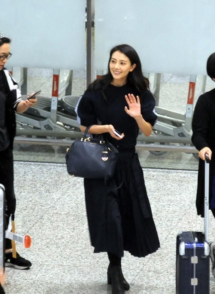 高圆圆红裙娇俏亮相 大谈怀孕传闻图片