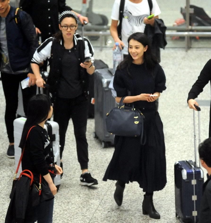 高圆圆漏肩性感亮相北京 气质优雅迷人站台活动引尖叫图片